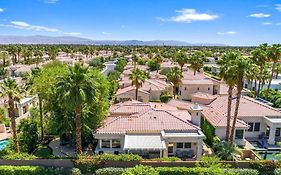 Stylish Desert Getaway - Near Dining & Festivals